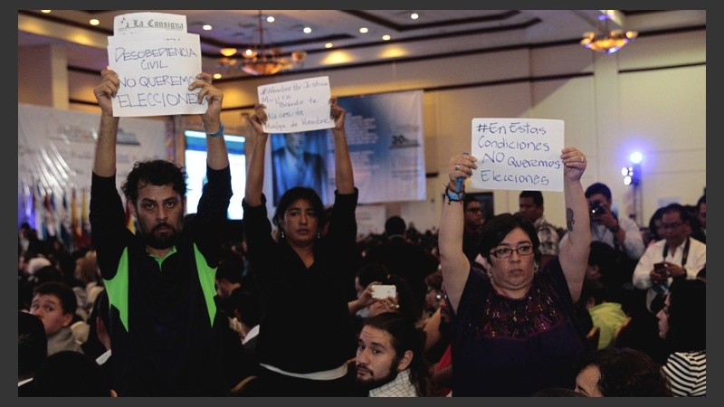 Manifestantes pidieron la renuncia del presidente de Guatemala, Otto Pérez Molina, durante la participación de Mujica. (EFE)
