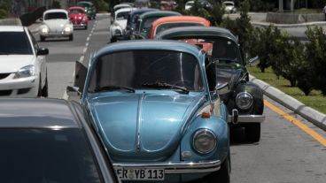 Caravana de "escarabajos" para recibir a José "Pepe" Mujica en Guatemala. (EFE)