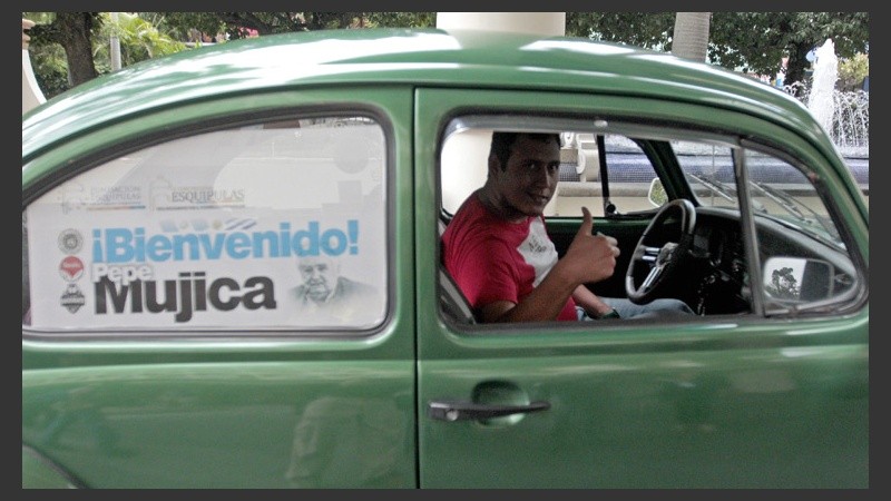 Fanáticos del clásico auto de Volkswagen se juntaron para homenajear al expresidente uruguayo. (EFE)