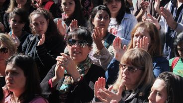 Familiares y amigos acompañaron a la familia Perassi a los Tribunales provinciales este miércoles al mediodía.