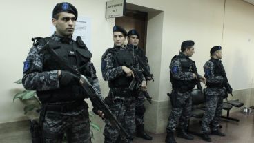 La lectura del fallo se realizó en los Tribunales provinciales este miércoles al mediodía con fuerte presencia policial. (Alan Monzón/Rosario3.com)