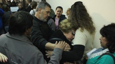 Abrazo y contención para la mamá de Paula en los pasillos de Tribunales. (Alan Monzón/Rosario3.com)