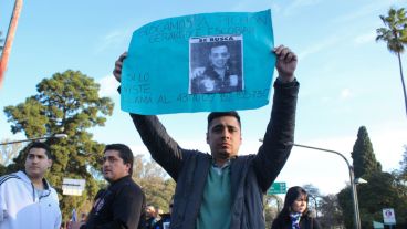 Un hombre sostiene un cartel con los números de contacto ante cualquier dato. (Alan Monzón/Rosario3.com)