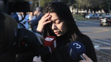 Una de los familiares de Gerardo en diálogo con la prensa. (Alan Monzón/Rosario3.com)