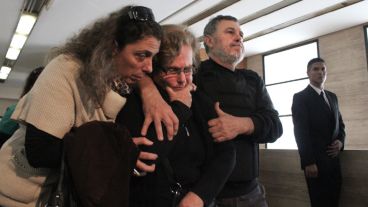 Así salían los familiares de Paula tras escuchar el fallo del juez. (Alan Monzón/Rosario3.com)