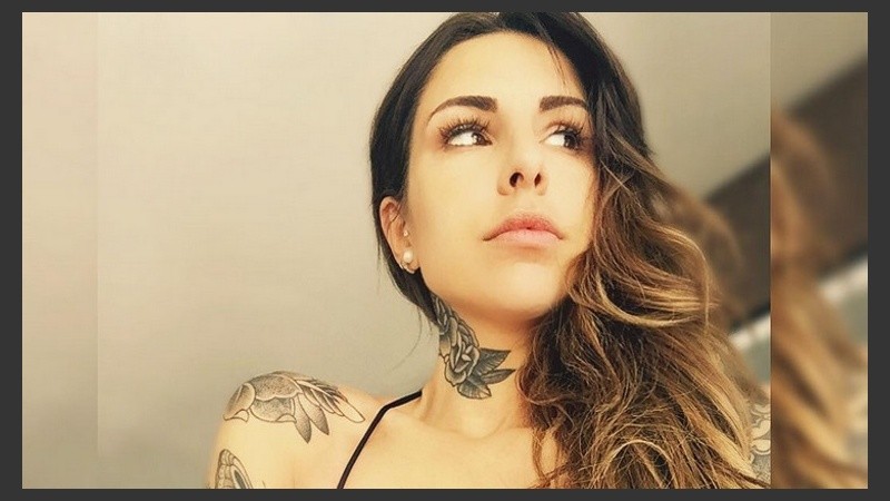 Candelaria Tinelli disfruta de sus tatuajes; tiene dibujos en todo el cuerpo.