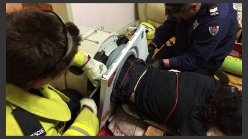 A llegar al lugar, los bomberos encontraron al joven con sus piernas adentro de la máquina.