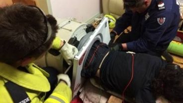 A llegar al lugar, los bomberos encontraron al joven con sus piernas adentro de la máquina.