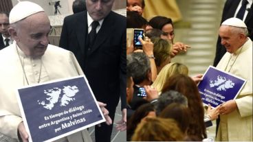 El Papa posó con un cartel que pide diálogo.