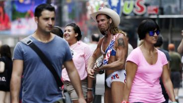Un vaquero en el calor de Nueva York ante la sonrisa de las personas que pasaban por allí. (EFE)