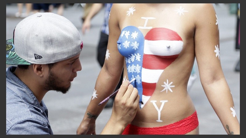 Dibuje, maestro. Pintura en el cuerpo con los colores de la bandera de los Estados Unidos. (EFE)