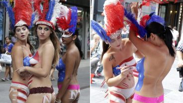 En pleno Times Square, el cuerpo con pintura de las chicas semidesnudas llamó la atención de todos. (EFE)