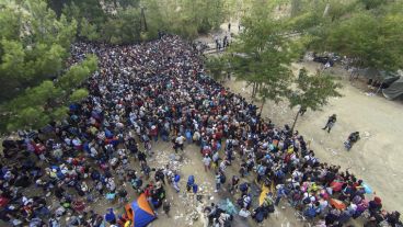 Miles de personas quisieron entrar a Macedonia para continuar viaje hacia Europa central pero fueron frenados por las fuerzas de seguridad. (EFE)