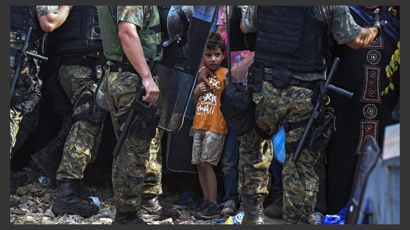 Muchos chicos en la frontera que une Grecia con Macedonia. (EFE)