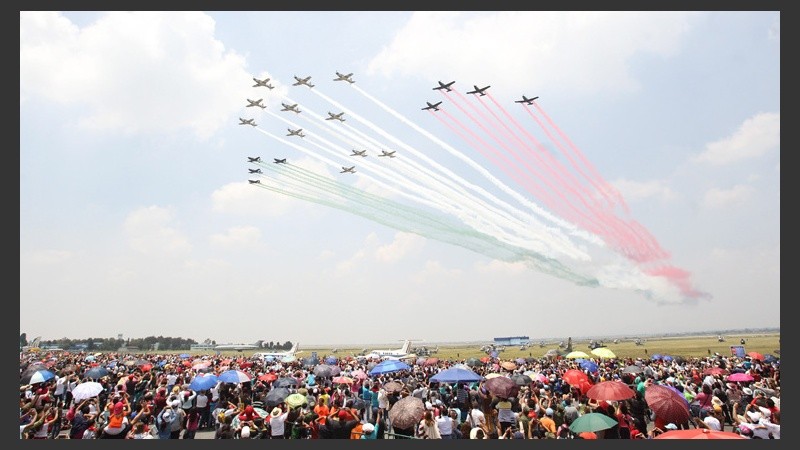 México festejó los 100 años de su Fuerza Aérea con un show de aviones y helicópteros. (EFE)