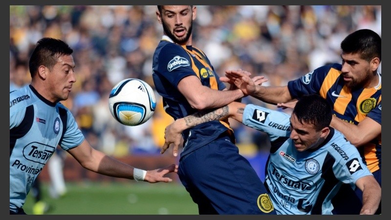 Larrondo y Villagra arremeten en una jugada del primer tiempo.