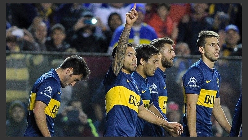 Mano en alto para el Apache, símbolo de este Boca que no afloja.