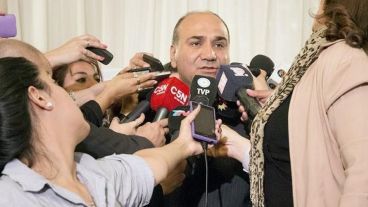 Manzur sacó ventaja tras el conteo de las primeras mesas por la noche.