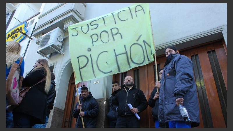 Compañeros de Gerardo frente a la sede de Fiscalía este lunes por la mañana.