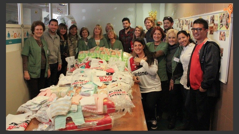 Una mesa repleta de donaciones fueron entregada para el sector de Neonatología. (Rosario3.com)