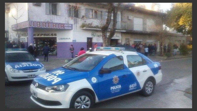 Los móviles policiales en el lugar del hecho.