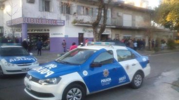 Los móviles policiales en el lugar del hecho.