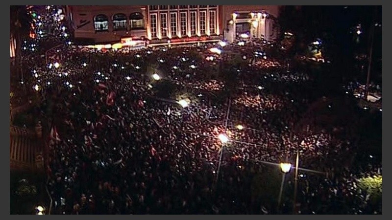 Mucha gente se concentró en la plaza Independencia.