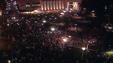 Mucha gente se concentró en la plaza Independencia.