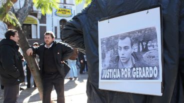 Compañeros de Gerardo frente a la sede de Fiscalía este lunes por la mañana.