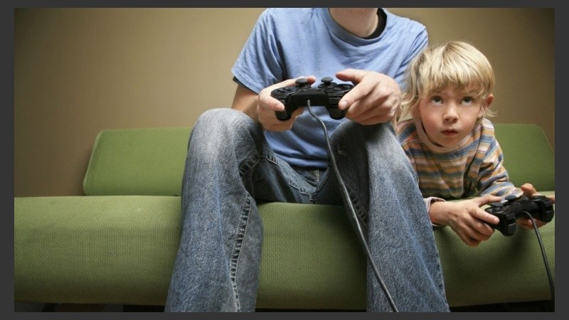 Es fundamental la supervisión de los chicos por parte de los padres a través del establecimiento de horarios y momentos para jugar.