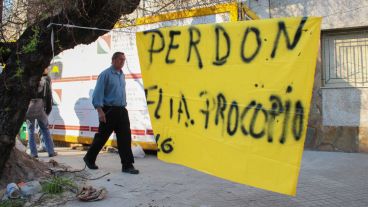 "Perdón familia Procopio", reza el cartel que colocaron los manifestantes sobre la obra que su supervisaba la víctima.
