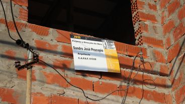 El cartel con el nombre del arquitecto asesinado aún se puede ver en la obra que supervisaba. (Alan Monzón/Rosario3.com)