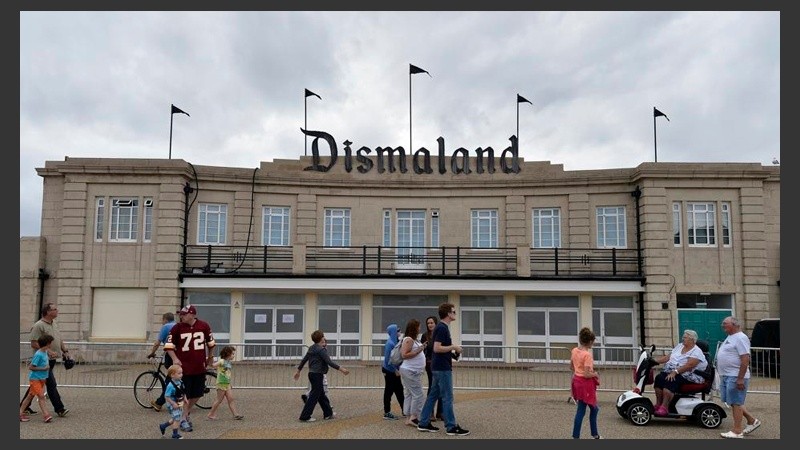 Entrada a Dismaland, el parque de atracciones que diseñó y pensó Bansky