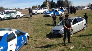 Los ladrones circulaban en un Ford Focus gris.