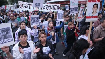 Buena convocatoria para pedir unidos justicia para los muertos por la inseguridad. (Alan Monzón/Rosario3.com)