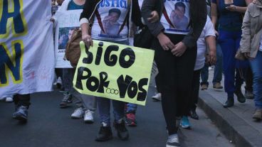 Uno de los carteles visto en la marcha de este jueves. (Alan Monzón/Rosario3.com)