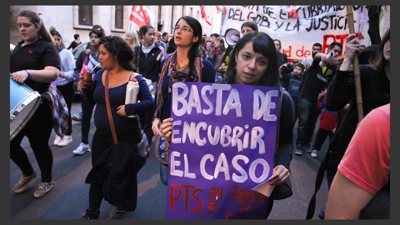 Algunos reclamos por la investigación del caso Escobar se hicieron escuchar en la movilización. (Alan Monzón/Rosario3.com)