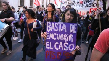 Algunos reclamos por la investigación del caso Escobar se hicieron escuchar en la movilización. (Alan Monzón/Rosario3.com)