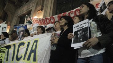 La marcha terminó frente a la sede de Gobienro. (Alan Monzón/Rosario3.com)