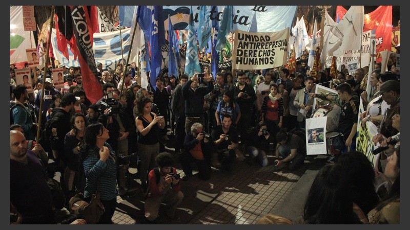 La gente junto a las banderas de las organizaciones sociales que acompañaron la movida frente a Gobernación. (Alan Monzón/Rosario3.com)