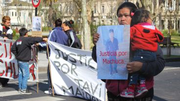 Familiares de Javier "Machuca" Maidana se juntaron frente a Gobernación para pedir justicia. (Alan Monzón/Rosario3.com)