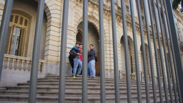 La medida se tomó para evitar vandalismo en las paredes del emblemático edificio rosarino. (Rosario3.com)
