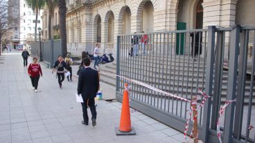 El cerco perimetral con puertas de fácil movimiento ya está casi listo. Sólo restan detalles. (Rosario3.com)