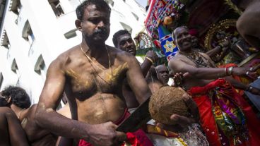 Los devotos obsequian cocos como ofrenda a Ganesha. (EFE)