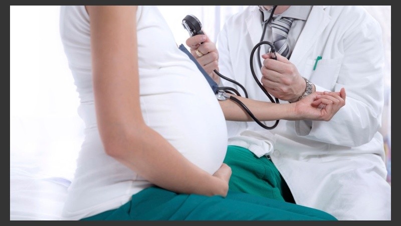 La hipertensión en el embarazo transforma a éste en un embarazo de riesgo.