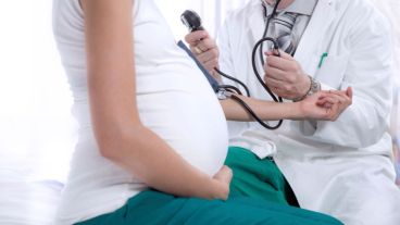 La hipertensión en el embarazo transforma a éste en un embarazo de riesgo.