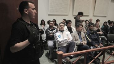 Los familiares de las víctimas Jeremías Trasante, Claudio "Mono" Suárez  y Adrián "Patom" Rodríguez, presentes en la audiencia. (Rosario3.com)