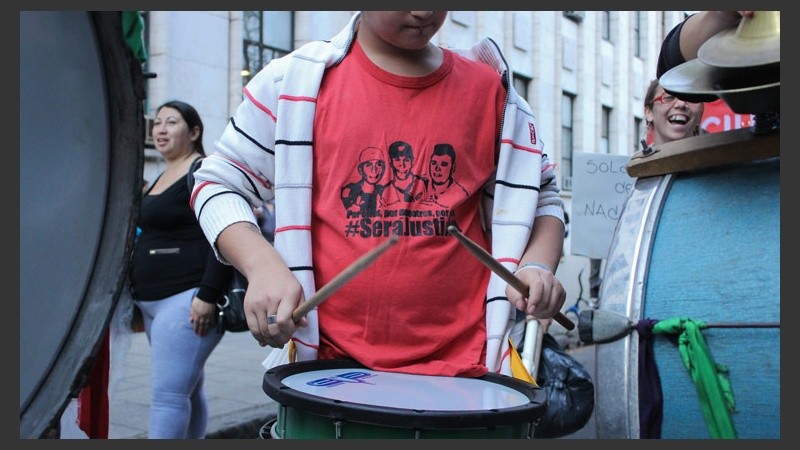 Una movilización ruidosa este lunes en calle Balcarce frente a Tribunales. (Rosario3.com)