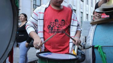 Una movilización ruidosa este lunes en calle Balcarce frente a Tribunales. (Rosario3.com)