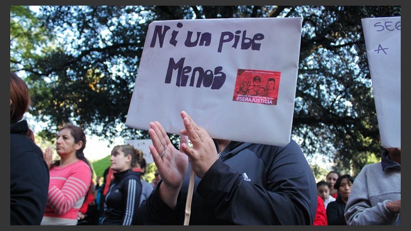 Carteles recordando a las víctimas del triple crimen. (Rosario3.com)